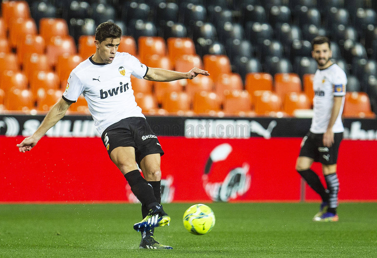 西甲赛程吃紧；亚特兰大赛前防线松动；引发热议；更衣室氛围转暖(2025赛程一览表图)